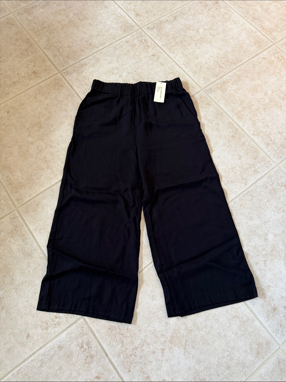 Cropped wide leg pants in Black